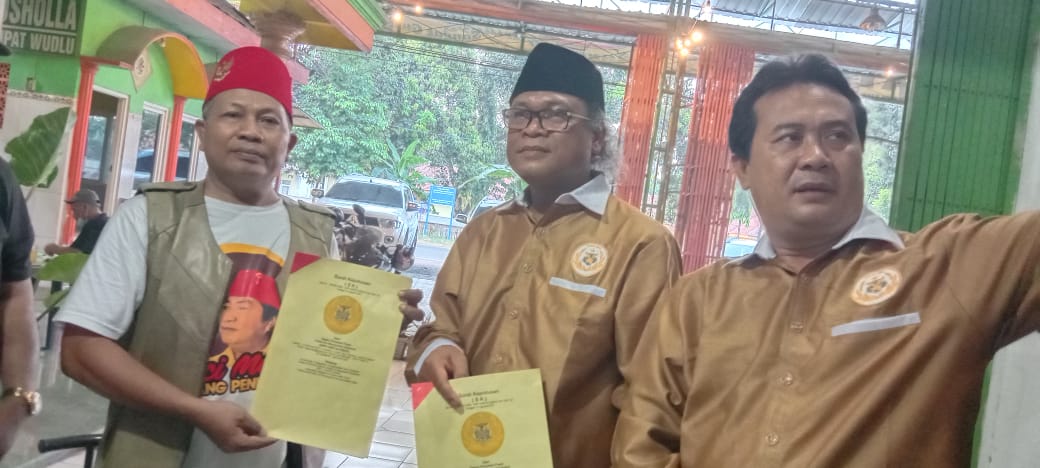 Sumidi (peci merah) saat menerima SK DPC Partai Emas, Minggu (22/08/2021)